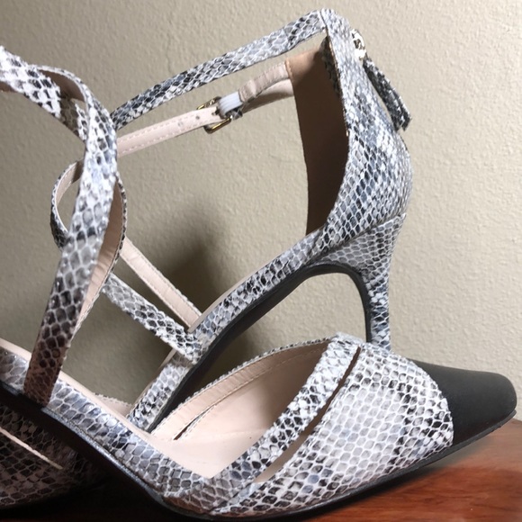 TAHARI EMMELINE LEATHER PUMP - Picture 5 of 8